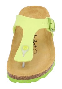 Grøn flip-flop sandal med en robust skridsikker sål, der har en bred øvre rem i lys gul og en kontrasterende kork fodseng.