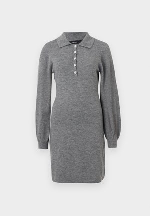 Vestido cinza de malha com gola, mangas bufantes longas e frente com abotoamento, apresentando cinco botões. Textura suave com uma silhueta ajustada.