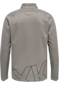 Maglietta grigia a maniche lunghe con colletto. Presenta una texture liscia, un design sul retro con accenti neri e un motivo geometrico vicino all'orlo.