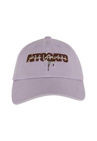 Lillā kokvilnas beisbola cepure ar izšūtiem burtiem brūnā krāsā, kas lasa "AVOKADO" ar grafisku detaļu. Noapaļots zods un regulējams aizmugure.