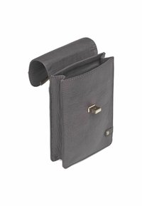 Sivá kožená taška s jemnou textúrou, obdĺžnikovým tvarom a klopou na zapínanie. Obsahuje kovový sponu a minimálne švy.