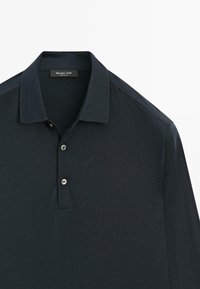 Polo a maniche lunghe blu notte con colletto e due bottoni visibili di Massimo Dutti, adagiato su uno sfondo bianco.