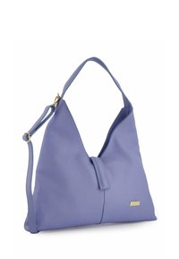Lila Lederhandtasche mit einem lässigen Design, V-förmiger Öffnung, einem einzigen Schulterriemen und einem goldenen Logoakzent auf der Vorderseite.