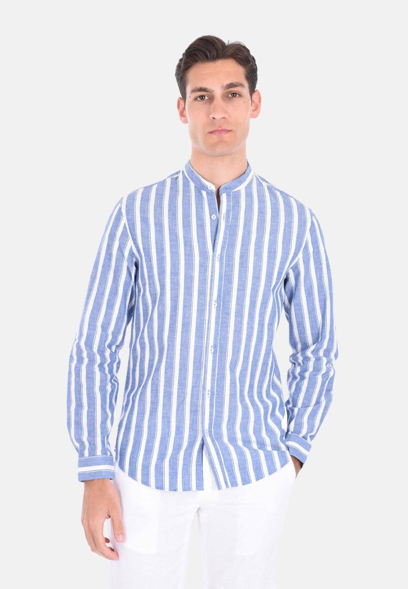 Camicia a righe blu e bianche con colletto a banda, maniche lunghe e bottoni frontali. Il tessuto sembra leggero e testurizzato.
