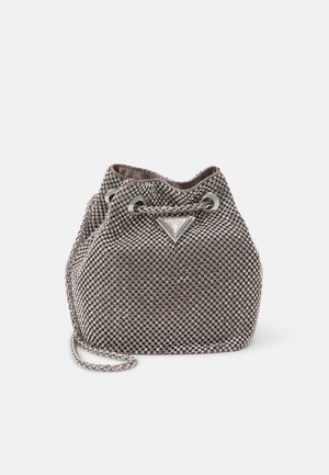 Sac seau gris métallique orné de strass, avec une fermeture à cordon et une chaîne en argent. Présente une plaque avec le logo à l'avant.