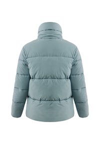Puchowa kurtka w miękkim jasnoniebieskim materiale, z wysokim kołnierzem, poziomym pikowaniem i dopasowanym fasonem w talii.