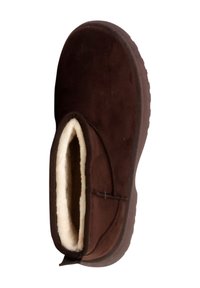 Chausson en daim marron avec une doublure douce de couleur crème. Le design présente une hauteur basse à la cheville et une semelle en caoutchouc antidérapante.