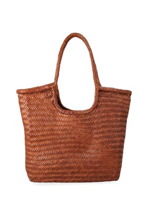 Borsa tote in pelle intrecciata marrone con manici intrecciati e ampia apertura superiore.