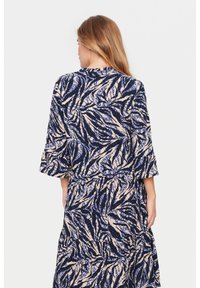 Rochie cu imprimeu floral în nuanțe de bleumarin și bej, cu mâneci trei sferturi, talie ajustată și fustă fluidă. Material texturat.