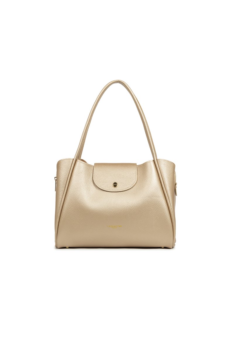Borsa in ecopelle dorata con design curvo, forma strutturata, manico superiore e chiusura a patta con bottone a pressione dorato.