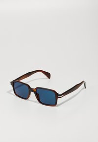 Ochelari de soare cu ramă dreptunghiulară din plastic stacos brown și lentile albastre. Prezintă un design elegant al brațelor cu accente argintii.
