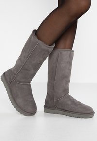 UGG CLASSIC II - Botas - grey