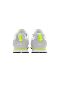 Bílé sportovní boty s šedými akcenty, neonově zelenými patkami a jemnými lesklými detaily. Na patě je text "SINCE 1890".