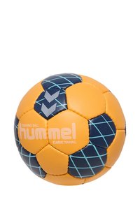 Träningsboll med en orange yta, utrustad med blå hexagonala paneler och rutmönster. Logotypen "hummel" i vit text visas tydligt.