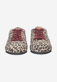 Chaussures à motif léopard en tissu avec des lacets bordeaux, bout rond et surface texturée. Semelle en caoutchouc noire avec couture visible.