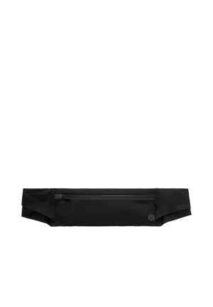 Sort slank hoftepose med en horisontal lynlåslomme og justerbar strop designet til håndfri bæring.
