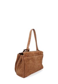 Bolso de ante marrón con una larga correa para el hombro, textura suave, diseño espacioso y dos bolsillos exteriores con un sutil detalle de costura.