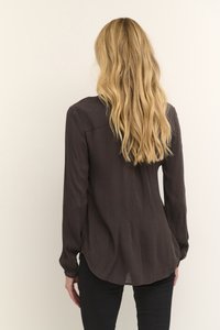 Chemise à manches longues, en marron foncé, avec un tissu légèrement texturé, un ourlet courbé et des poignets boutonnés lisses. La vue de dos montre une coupe droite.
