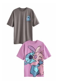 Due magliette: una grigia con un personaggio blu e del testo, e una rosa con personaggi dei cartoni animati blu e rosa che si abbracciano. Entrambe hanno le maniche corte.