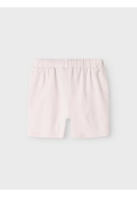 Pantaloni corti rosa chiaro realizzati in un tessuto morbido. Presentano un elastico in vita, una linea dritta e nessun ulteriore abbellimento o motivo.