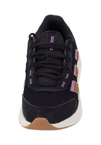 Baskets de sport noires avec tige en maille, accents violets et détails texturés. Design à lacets avec une semelle rembourrée et semelle extérieure en caoutchouc marron.