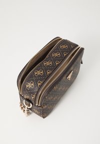 Borsa cosmetica marrone con motivo, dotata di hardware dorato, con doppia cerniera e catena decorativa. Superficie texture con motivi logo.