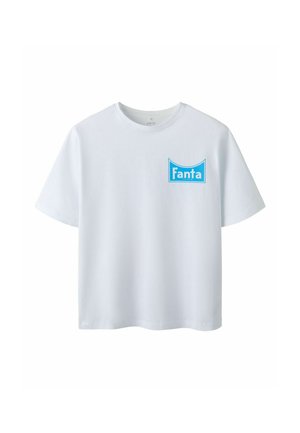 Hvid t-shirt med korte ærmer og et blåt rektangulært Fanta-logo på venstre brystområde.