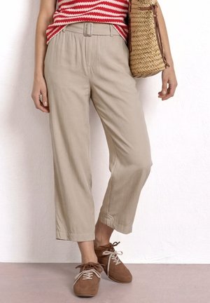 Street One, WIDE LEG HOSE MIT GÜRTEL UND LEO-PRINT - Pantalon classique - safari beige