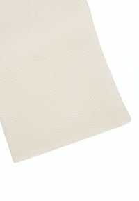 Tessuto beige dalla trama leggermente increspata con un motivo a nido d'ape, finitura liscia e aspetto morbido, adatto a varie applicazioni tessili.