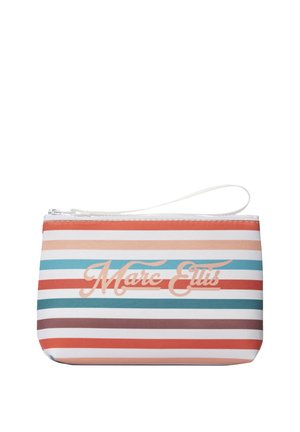 Petite pochette bracelet avec des rayures horizontales orange, blanc, bleu et marron, avec le texte "Marc Elus" en cursive sur le devant.