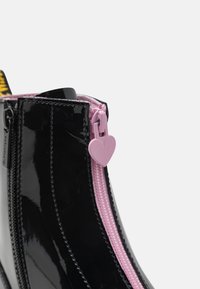 Dr. Martens BEX HEART ZIP BOOT  - Klasszikus bokacsizmák - black/pale pink