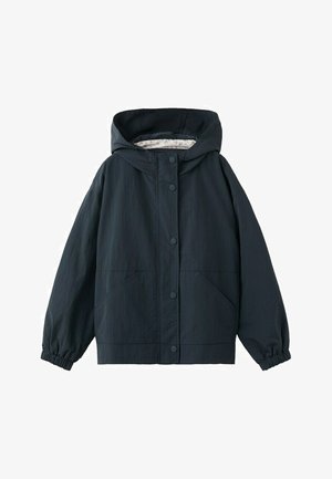 Chaqueta negra con capucha, cierre frontal de botones a presión, puños elásticos y dos bolsillos delanteros, mostrada sobre un fondo blanco.