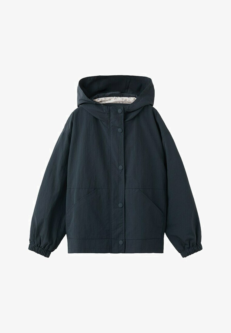 Čierna bunda s kapucňou na patentné gombíky, s elastickými manžetami a dvoma vreckami vpredu, zobrazená na bielom pozadí.