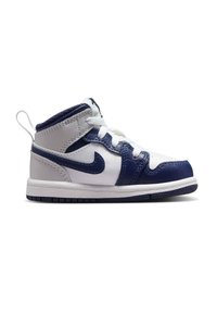 Sneaker mid-top bianco e blu navy con tomaia in pelle liscia, collo imbottito e lacci bianchi. Presenta una suola in gomma testurizzata.