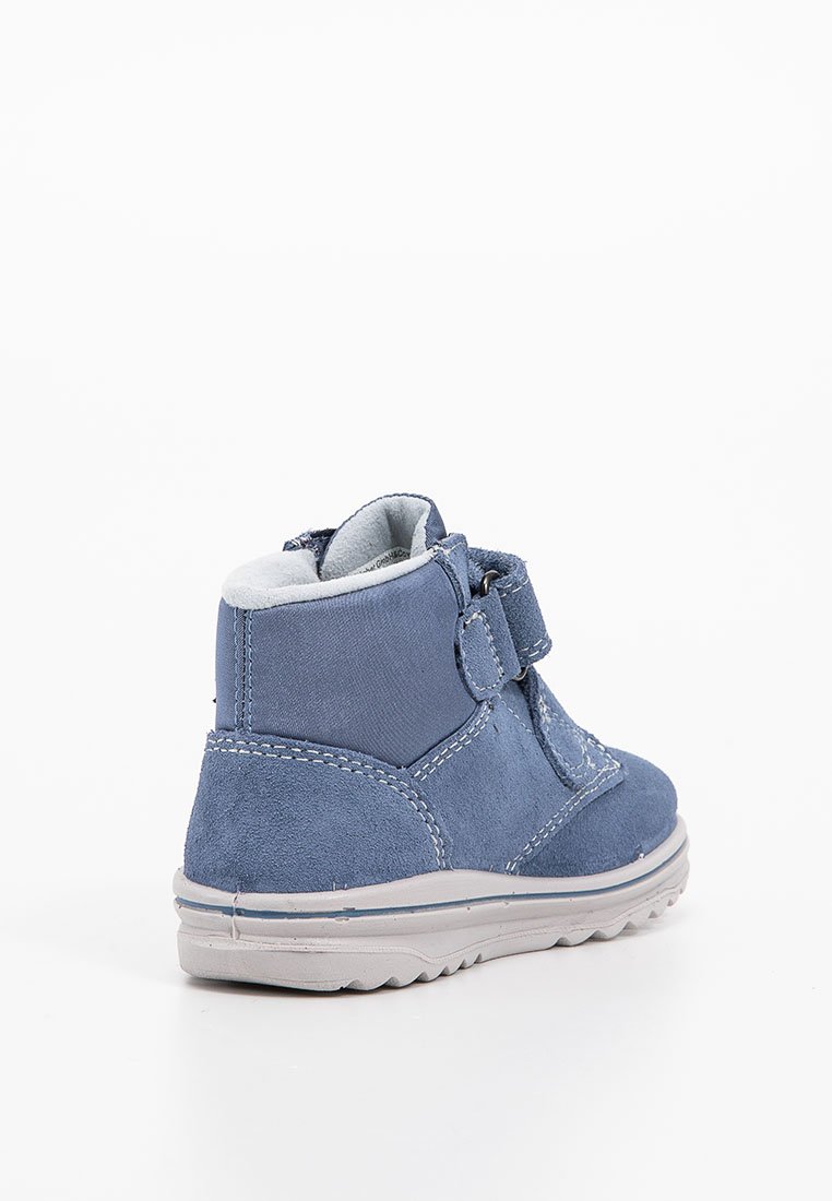 Blauer Kindersneaker mit weißer Sohle, gepolsterter Knöchelkante, Klettverschluss und sichtbaren Nähten, von hinten betrachtet.