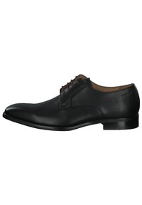 Chaussure habillée en cuir noir avec un bout pointu, des coutures discrètes et des lacets foncés. Présente un petit talon et un branding minimal sur le côté.