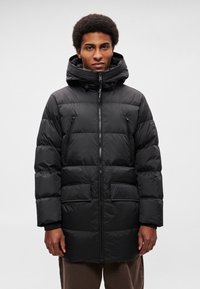 Casaco acolchoado preto com fecho de correr frontal, dois bolsos grandes na frente e capuz. Apresenta um design acolchoado e punhos elásticos.