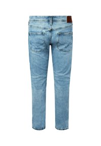 Svetlo modre jeans hlače iz jeansa, prikazane od zadaj z dvema zadnjima žepoma, zankami za pas, usnjeno znamko na desni strani ter nežnimi detajli bledenja.