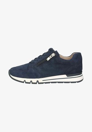 Marineblauwe suede sneaker met vetersluiting, voorzien van een zijrits en een witte rubberen zool. Accenten met minimale stiksels.