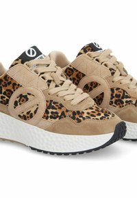Tanschoenen en sneakers met een luipaardprint, met een gestructureerde suède bovenkant, beige veters, witte tussenzool en een zwarte rubberen buitenzool. Cirkelvormig logo-detail.