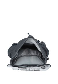 Mochila gris completamente abierta, mostrando un amplio compartimento principal con forro interior de color gris claro y bolsillos laterales, aislada sobre un fondo blanco.