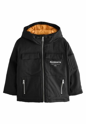 Mustat hupulliset takki oranssilla vuorilla, jossa on etuvetoketju, kaksi rintataskua ja kaksi vetoketjullista sivutaskua. "ALLSAINTS" -logo näkyvissä.