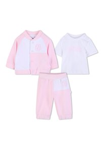 Παιδικό σετ τριών τεμαχίων που περιλαμβάνει ροζ και λευκό μπουφάν σε στυλ μπέιζμπολ, λευκό μπλουζάκι με το λογότυπο "BOSS" και ροζ φόρμα που ταιριάζει.