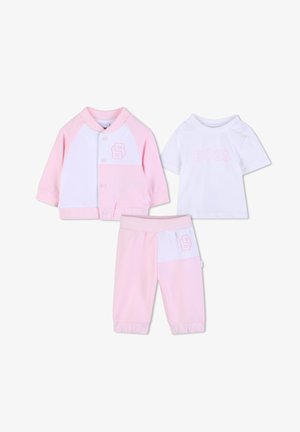 Conjunto infantil de tres piezas que incluye una chaqueta estilo béisbol en rosa y blanco, una camiseta blanca con el logo "BOSS" y pantalones de chándal rosas a juego.
