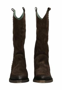 Bruine suède enkelboots met een spitse neus, trekhaakjes en decoratieve metalen studs langs de zijkant. De binnenkant heeft een turqouise voering.