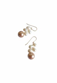 Orecchini a gancio dorati con una grande perla rosa e un grappolo di tre perle bianche, che mettono in evidenza forme distintive e texture lisce.
