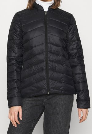 Sort quiltet pufferjakke med høj krave, lynlås lukning og skrå chevronmønster på stoffet. Glat, let materiale.