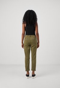 ONLY Petite ONLMISSOURI ZIP  - Hlače - olive