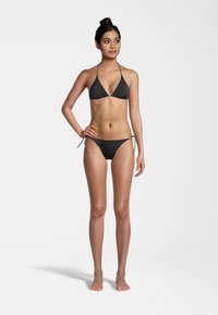 Completo bikini nero con top triangolare e slip a vita bassa con lacci regolabili. Tessuto morbido con dettagli minimi.