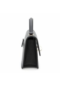 Borsa a mano in pelle sintetica grigia, con manico superiore, forma angolare, accessori in tonalità oro e una superficie testurizzata. Presenta una tasca laterale con zip.